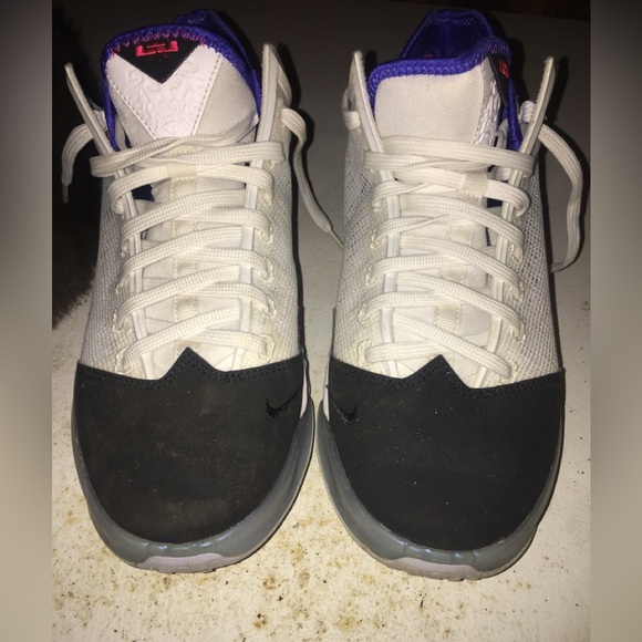 Nike LeBron XIX 19 Low Black Toe White Sneakers Shoes DH1270-100 Men's Size 8.5 - Picture 2 of 7